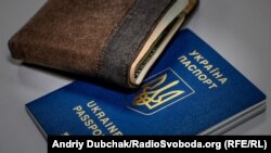 Радника одного з департаментів МЗС підозрюють у тому, що в 2022 році він продав декільком громадянам Росії українські паспорти для виїзду до Євросоюзу
