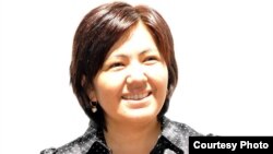 Чолпон Орозобекова -- белгилүү журналист, «Де-факто» гезитинин негиздөөчүсү жана мурдагы редактору. Учурда Женева шаарында иштейт. Женева университетинин Эл аралык коопсуздук жана конфликтология боюнча магистратурасын жана Женева эл аралык мамилелер институтунун Эл аралык саясат жана дипломатия боюнча магистратурасын аяктаган. Акыркы кездери «Дипломат» эл аралык журналына макалалары жарыяланып келатат.