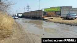 Ýolöten etrabyndaky ýollaryň biri. Arhiw suraty