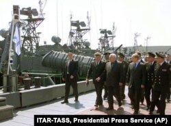 Орусиянын президенти Владимир Путин Каспий флотунун Астрахандагы базасында. 25-апрель, 2002-жыл.