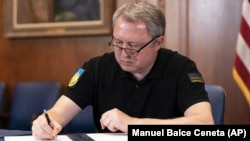 USA – Ukrainian Prosecutor General Andriy Kostin signs an MOU during a ceremony with Attorney General Merrick Garland, not pictured, at the Department of Justice. Washington, September 20, 2022
