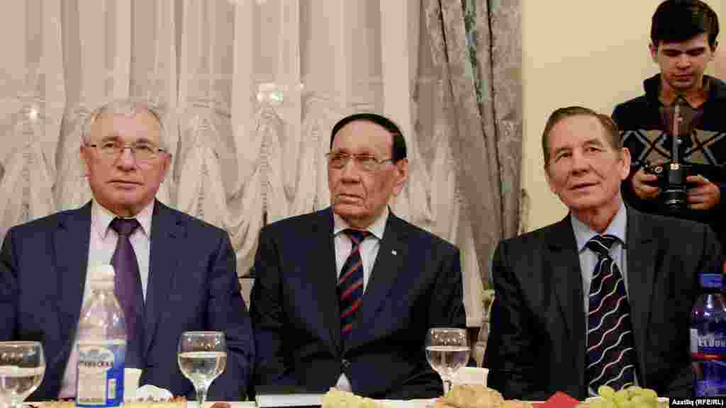 Депутат-шагыйрь Разил Вәлиев, халык җырчысы Илһам Шакиров һәм аның дусты Фуат Рафыйков