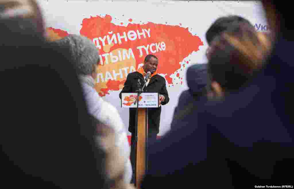 Иш-чарага өкмөттүн кызматкерлери, парламент депутаттары, БУУ баштаган эл аралык уюмдардын өкүлдөрү, окуу жайдын студенттери жана окутуучулары катышты.&nbsp;