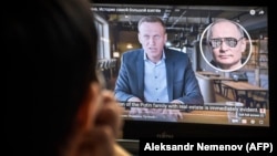 Ռուսաստան - Քաղաքացին դիտում է Պուտինի պալատի մասին Նավալնիի հրապարակած ֆիլմը, Մոսկվա, 21-ը հունվարի, 2021թ․