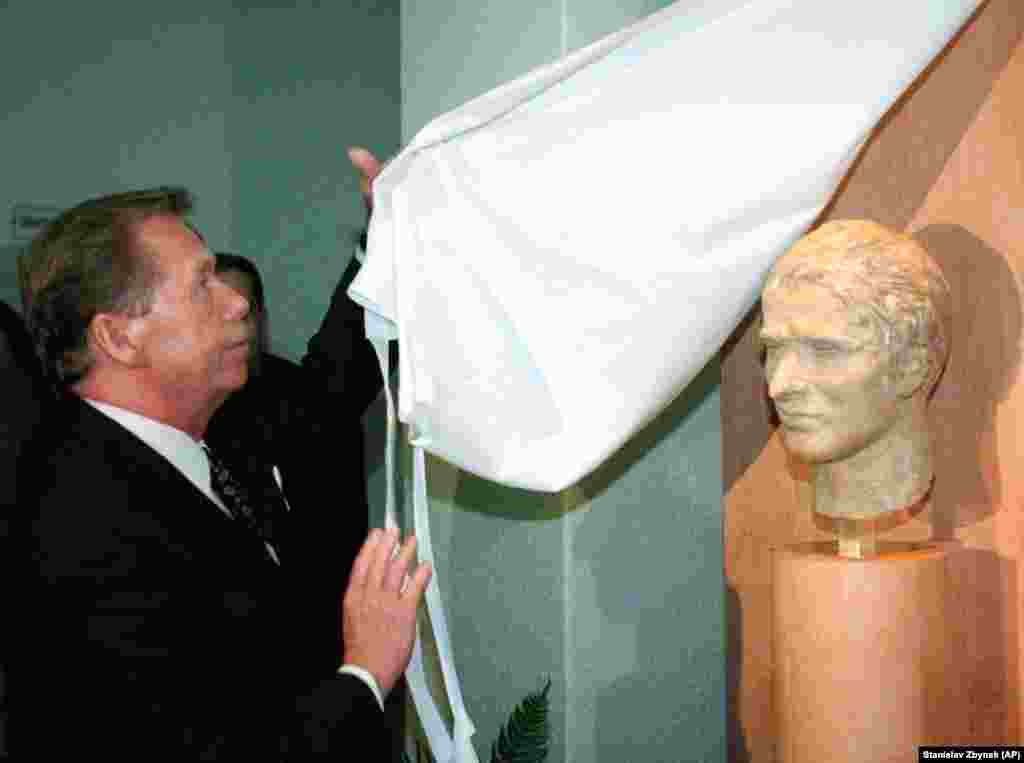 Вацлав Гавел, который стал президентом Чехословакии, в результате Бархатной революции 1989 года, открывает 16 января 1999 бюст Яна Палаха. Бюст был размещен в школе в Вшетатах, родном городе Палаха недалеко от Праги