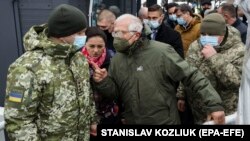 Եվրամիության բարձր ներկայացուցիչ Ժոզեպ Բորելը հակամարտության գոտում։ Արխիվ, Լուգանսկայա գյուղ, Ուկրաինա, 5 հունվարի, 2022թ.