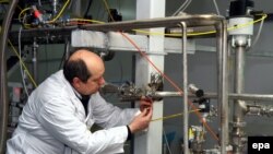 Իրան - Ատոմային էներգիայի միջազգային գործակալության տեսուչներից մեկը ստուգում է ուրանի հարստացման պրոցեսը: 20-ը հունվարի, 2014 թ.