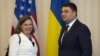 Прем'єр-міністр України Володимир Гройсман (праворуч) та помічник держсекретаря США у справах Європи та Євразії Вікторія Нуланд у Києві. 26 квітня 2016 року