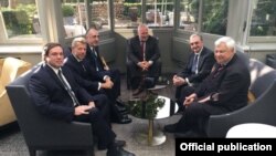 Главы МИД Армении и Азербайджана и посредники во время встречи в Брюсселе, 11 июля 2018 г.  