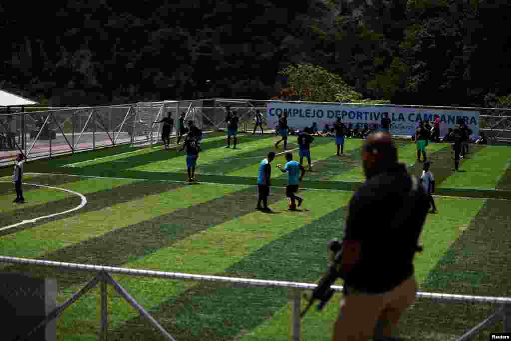 Студенты нашли подходящую площадку для игры в футбол. Сальвадор, 22 мая 2018 года.