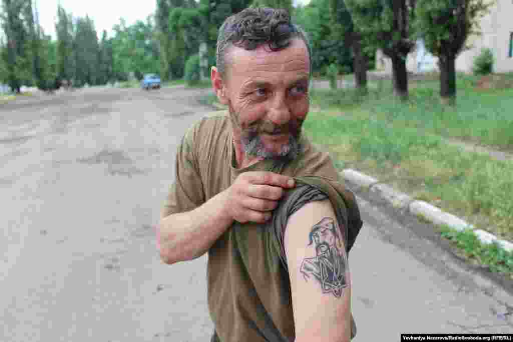 Боєць із позивним &laquo;Козак&raquo; демонструє своє татуювання