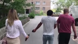 Неизвестные у дома репортера Азаттыка в Темиртау