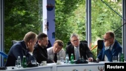 Европейские лидеры во время телефонного разговора с президентом США Трампом в Тиране, Албания, 16 мая 2025 года