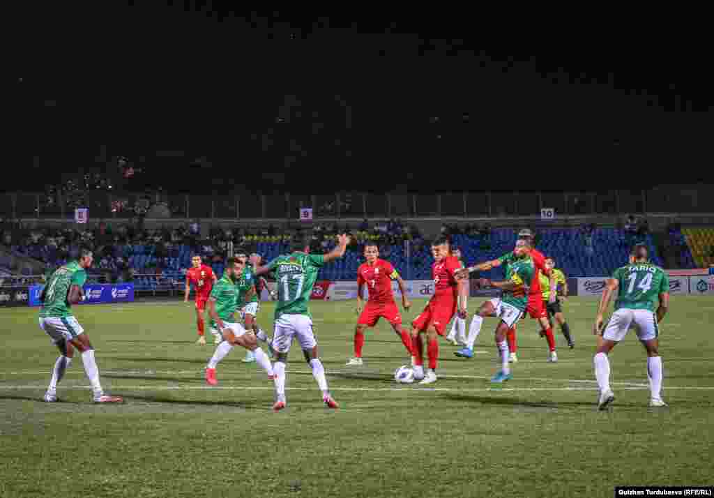 Беттештин 10-мүнөтүндө кыргыз футболчусу Элдар Молдожунусов эсепти ачты.