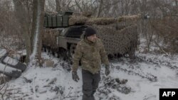Танкіст 68-ї ОЄБр ЗСУ поруч з Leopard 1A5 на позиції поблизу Покровська, 13 грудня 2024 року