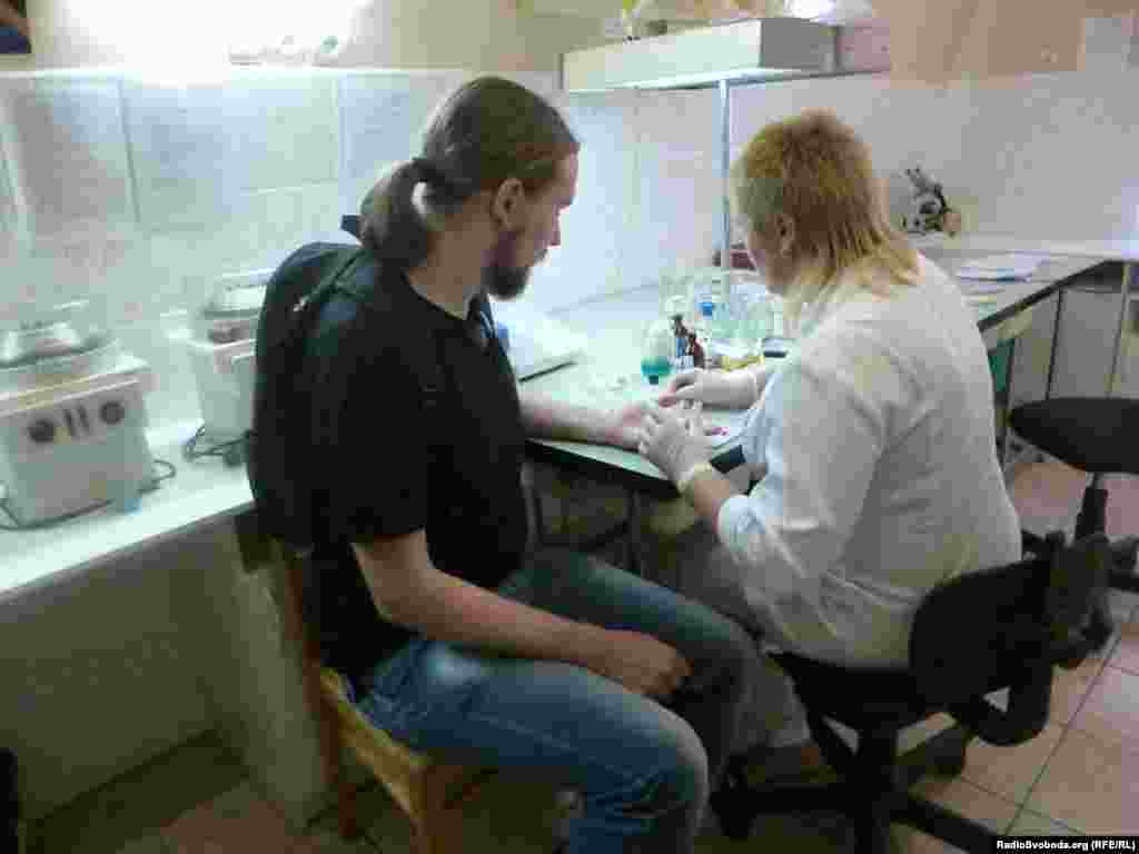 Взяття проби крові на тестування&nbsp;