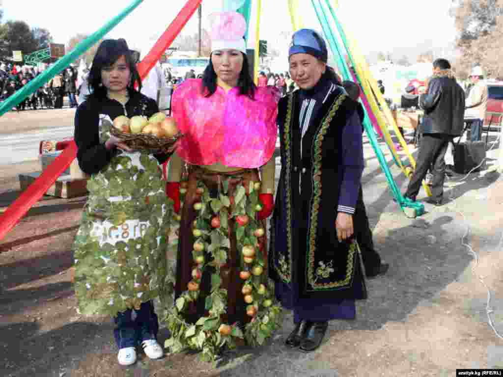 Местные участники фестиваля "Яблоко" ("Алма") в Кочкорской долине. 2010 г.  - Жители Кочкорской долины и гости собрались на фестиваль "Яблоко" ("Алма") в Кочкорском районном центре Нарынской области.   Целью фестиваля было поддержка местного земледелия, садоводства и туризма. 30 октября 2010 г.
