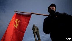 Русиягә кушылу тарафдарлары референдум көнендә Акмәчеттәге Ленин һәйкәле янына Советлар берлеге әләмнәре күтәреп чыкты. 