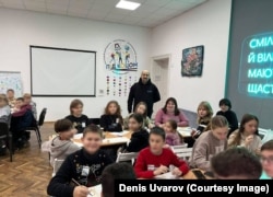 Денис проводить заняття з арт-терапії