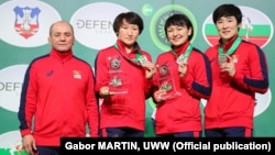 Женская сборная Кыргызстана по борьбе с тренером.