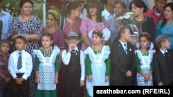 Mekdep okuwçylary we ene-atalar. Arhiwden alnan surat