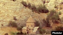 Турция, оюАхтамар - На куполе церкви Сурб Хач водружен крест. 1 октября 2010 г. 