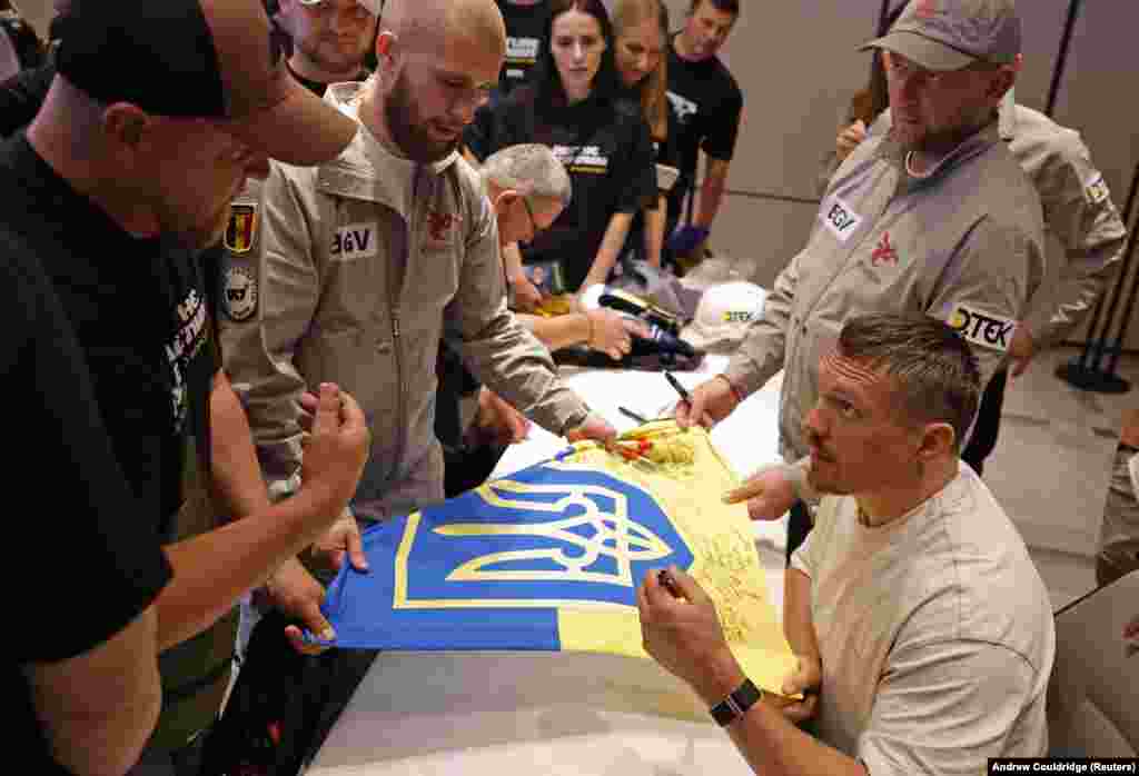 Чемпион мира по боксу в тяжёлом весе Александр Усик встречается с ветеранами войны из Украины. Лондон, 17 июля 2025 года.19 июля Усик встретился на ринге с британцем Даниэлем Дюбуа в матче-реванше в тяжёлом весе, который принес украинцу гонорар в размере 132,8 миллиона долларов. Доминирование Усика в тяжёлом весе над гораздо более крупными соперниками стало символом мощи украинцев на фоне продолжающегося российского вторжения