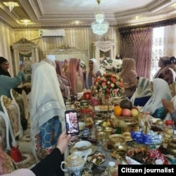 Бу суратнинг ҳам Андижон вилояти ҳокими қизининг тўйи муносабати билан ëйилган зиëфат дастурхонларидан бири экани айтилмоқда