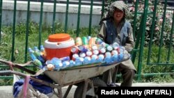 Афганский подросток продает напитки на улице. Иллюстративное фото. 