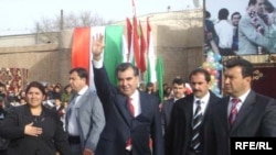 Президенти Тоҷикистон Эмомалӣ Раҳмон ҳини таҷлили солрӯзи истиқлолияти кишвар дар шаҳри Хуҷанд