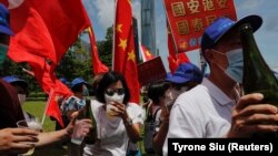 Չինաստանի կենտրոնական իշխանությունների կողմնակիցները երկրի պետական դրոշներով ու շամպայնով նշում են օրենքի ընդունումը, 30 հունիսի, 2020թ.