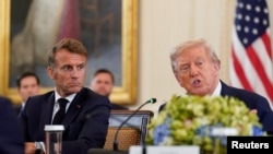 Президент Франції Емманюель Макрон (л) і президент США Дональд Трамп під час багатосторонньої дискусії в Білому домі, Вашингтон, 18 серпня 2025 року