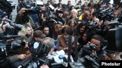 Armenian - Protesting employees of the Armenian ministrties of Diaspora and culture hand a petition to an official from Prime Minister Nikol Pashinian's staff, Yerevan, December 21, 2018.