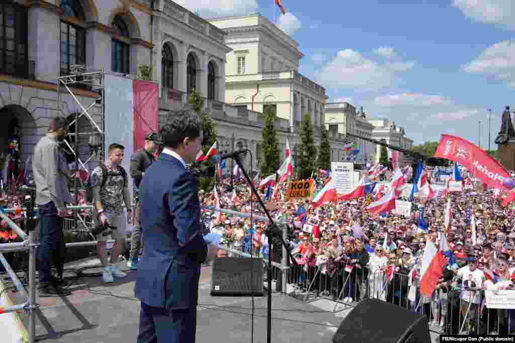 Абраны прэзыдэнт Румыні Нікушор Дан выступае на мітынгу падтрымкі Тшаскоўскага ў Варшаве