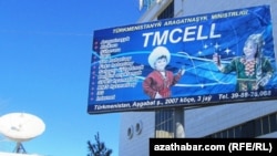 "Tmcell" mobil aragatnaşyk kärhanasynyň reklama afişasy