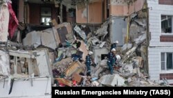 Спасатели МЧС на месте взрыва в жилом доме в Ногинске