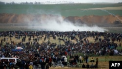 Палестинці беруть участь в акції протесту біля кордону з Ізраїлем на півночі Смуги Гази, 30 березня 2018 року