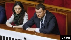 Судді Печерського районного суду Києва Оксана Царевич і Віктор Кицюк на засіданні парламенту в будівлі Верховної Ради України у Києві, 4 березня 2015 року
