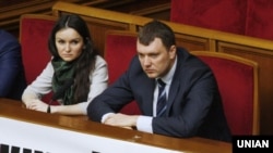 Судді Печерського районного суду Києва Оксана Царевич і Віктор Кицюк на засіданні парламенту в будівлі Верховної Ради України у Києві, 4 березня 2015 року