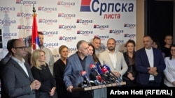 Kreu i Listës Serbe, Zllatan Ellek, dhe eksponentë të tjerë të kësaj partie gjatë konferencës për media në Mitrovicë të Veriut pas mbajtjes së rundit të parë të zgjedhjeve lokale në Kosovë.