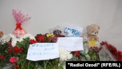 У посольства РФ в Таджикистане.