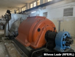 Generator de curent electric AEG antrenat de turbină cu aburi, din perioada interbelică, încă funcțional, în clădirea CET-ului de la combinatul Victoria/Foto: Mihnea Lazăr
