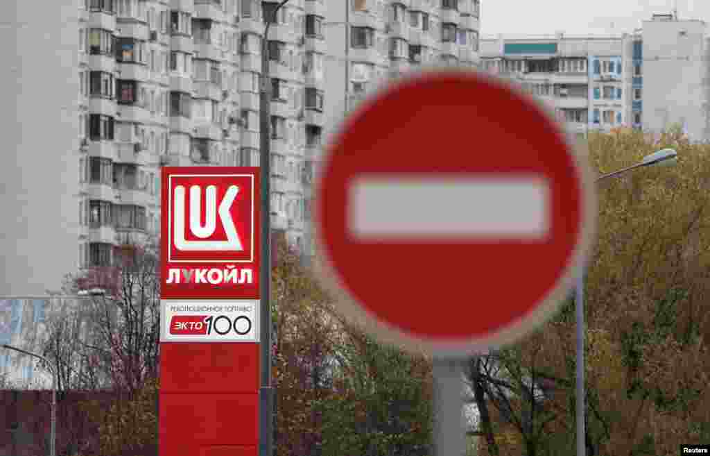 Логотип "Лукойла" на АЗС в Москве, Россия, 29 октября 2025 года. REUTERS/Рамиль Ситдиков