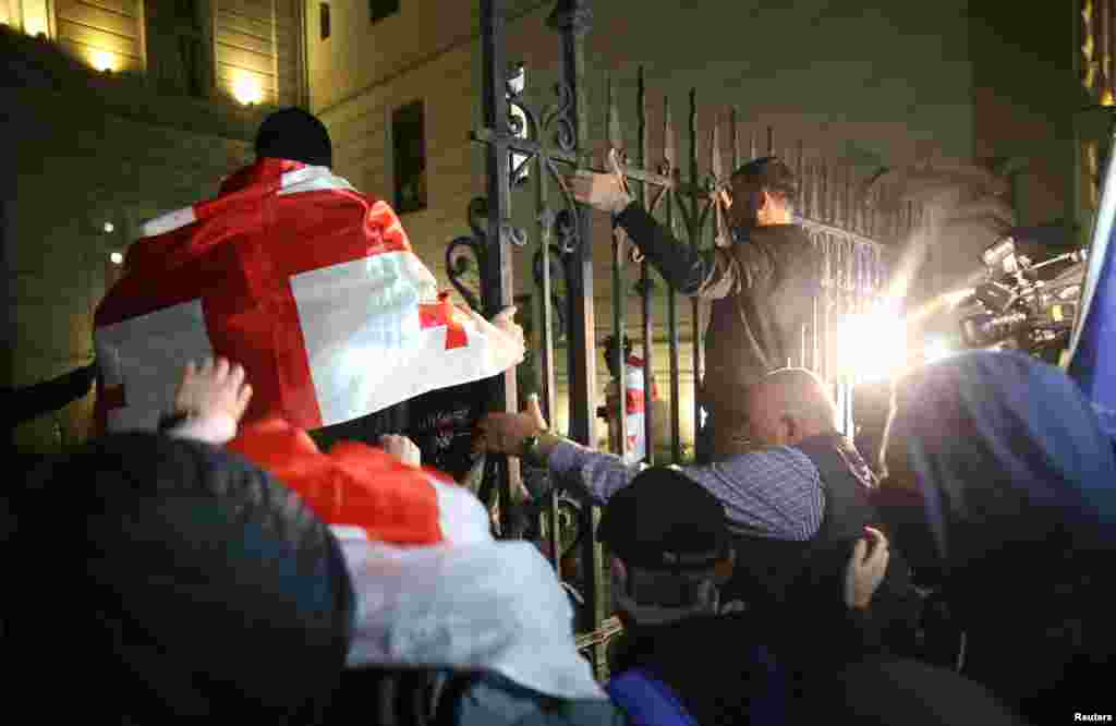 Демонстранти прориваються на територію президентського палацу.П'ята президентка Саломе Зурабішвілі не підтримала дії опозиції: «Цю пародію на захоплення президентського палацу може влаштувати тільки режим, щоб дискредитувати 310-денний мирний протест грузинського народу. Як легітимний президент, я офіційно відкидаю це і продовжую стояти разом з моїм народом мирно, поки ми не доб'ємося проведення нових виборів»