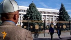 Митингуют сторонники бывшего омбудсмена