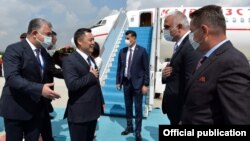 Садыр Жапаров в аэропорту в Анкаре. 9 июня 2021 года.