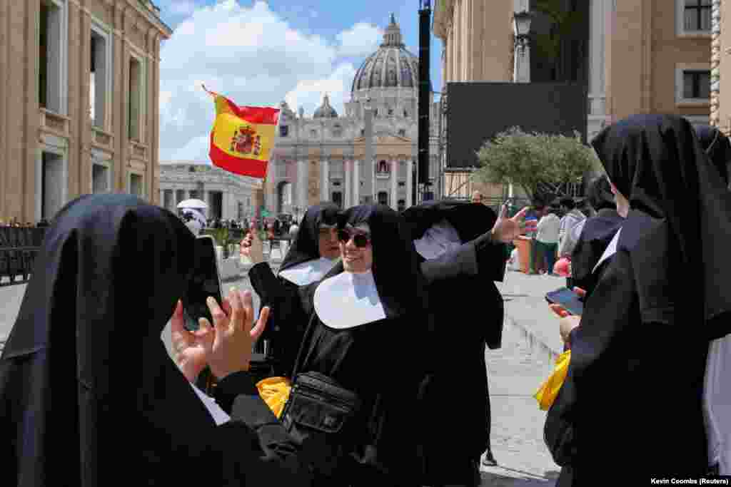 Іспанські черниці позують для фотографій у Ватикані в перший день конклаву з обрання наступного папи, Італія, 7 травня 2025 року