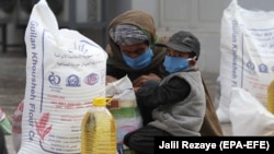 توزیع کمک به افراد نیازمند در افغانستان. عکس از آرشیف
