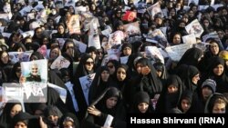 Kerman şäherinde Kasem Suleýmaniniň jynazasyna gelenler. 7-nji ýanwar, 2020 ý.