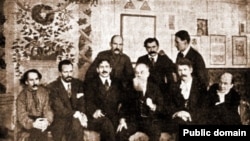 Фундатори Української академії мистецтв. Сидять (зліва направо): Абрам Маневич, Олександр Мурашко, Федір Кричевський, Михайло Грушевський, Іван Стешенко, Микола Бурачек; стоять: Георгій Нарбут, Василь Кричевський, Михайло Бойчук. Листопад 1917 р. Київ.